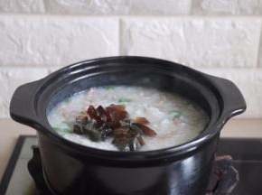 放入皮蛋丁