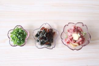 猪瘦肉洗净沥水切丝，加少许生粉、料酒、盐、葱段、姜片腌制入味；香葱洗净切成葱花，皮蛋切小丁