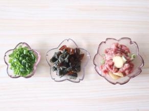 猪瘦肉洗净沥水切丝，加少许生粉、料酒、盐、葱段、姜片腌制入味；香葱洗净切成葱花，皮蛋切小丁