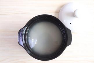 大米洗净加入适量的清水