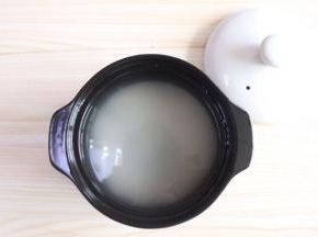 大米洗净加入适量的清水