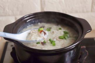 加少许盐和油、少许黑胡椒粉一起煮开后，再继续煮8分钟左右即可