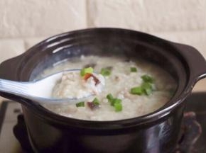 加少许盐和油、少许黑胡椒粉一起煮开后，再继续煮8分钟左右即可