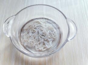 肠衣冷水冲洗干净，用料酒或者白酒浸泡15分钟。