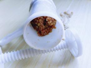 将调味好的肉糜装入灌肠器中。