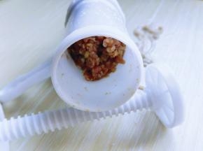 将调味好的肉糜装入灌肠器中。