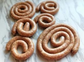 依次灌好的肠，我用了三根肠衣。中途肠衣有断开的，所以是6根(^_^)灌好的肠用牙签间隔性扎入，排气，再扭成自己想要大小的小肠即可。
做好的肠，放入通风处，晾一夜，之后放入冰箱速冻。