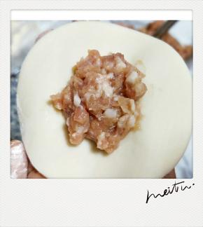 取一张饺子皮，放入适合的馅料。(饺子皮我是超市买的，如果自己和面，擀饺子皮也可以呦～)
