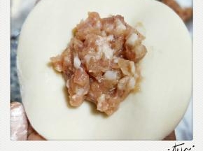 取一张饺子皮，放入适合的馅料。(饺子皮我是超市买的，如果自己和面，擀饺子皮也可以呦～)
