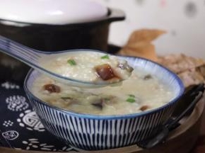 成品：撒葱花就可以开吃啦，粥超级浓稠很美味可口
 
