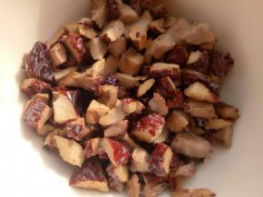 把大枣碎与牛奶和白酒放入碗里拌匀，静置一会让枣碎吸收一下。