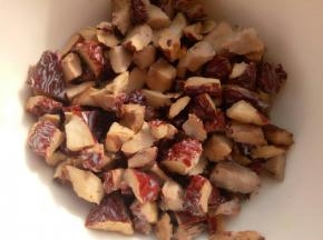 把大枣碎与牛奶和白酒放入碗里拌匀，静置一会让枣碎吸收一下。