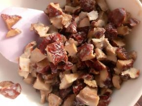 大概10分钟左右倒入玉米油拌匀。