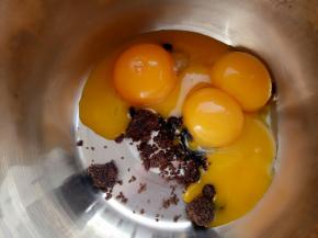 蛋黄与10克红糖隔温水加热搅拌均匀。