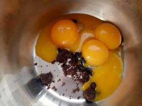 蛋黄与10克红糖隔温水加热搅拌均匀。