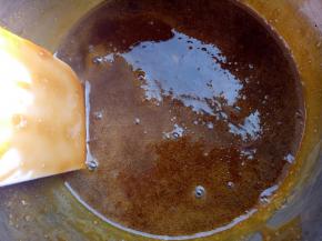 这是搅好的状态，红糖全部融化。