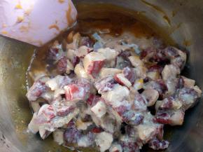 把之前的枣碎放入拌匀。