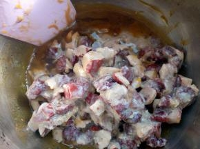 把之前的枣碎放入拌匀。