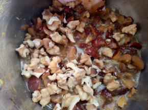 放入核桃仁，蜂蜜拌匀。