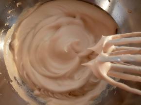 蛋白分三次加入45克红糖打发到硬性发泡。这个时候烤箱180度预热。