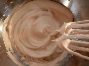 蛋白分三次加入45克红糖打发到硬性发泡。这个时候烤箱180度预热。