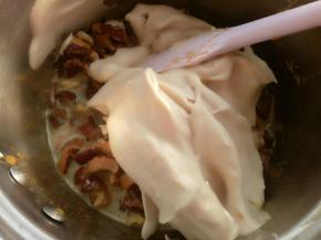 取三分之一与蛋黄糊翻拌均匀。