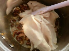 取三分之一与蛋黄糊翻拌均匀。