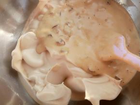 倒回在剩下的三分之二蛋白糊中翻拌均匀。