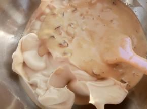 倒回在剩下的三分之二蛋白糊中翻拌均匀。