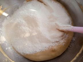 把低筋面粉，小苏打，盐混合后筛入枣糕糊里，翻拌均匀。