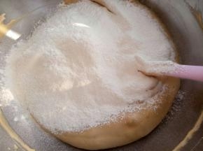 把低筋面粉，小苏打，盐混合后筛入枣糕糊里，翻拌均匀。