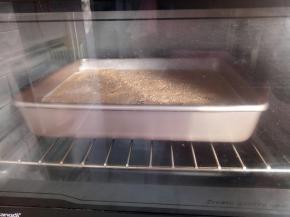 放入已经预热好的烤箱里倒数第二层180度烤30分钟。