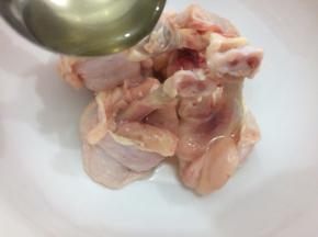 将鸡翅跟放入碗中，加入料酒