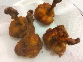 炸到金黄色捞出，放在铺有厨房纸上面，吸一下多余的油份
