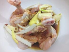 在将葱姜蒜放入
