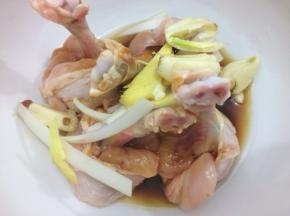 在将葱姜蒜放入
