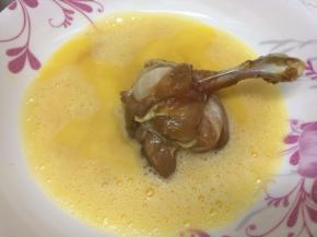 鸡蛋打散放入盘中，再把鸡翅根放到鸡蛋液中均匀的沾上蛋液
