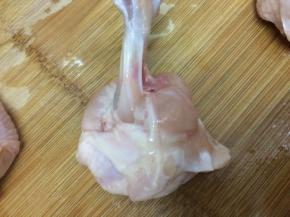 鸡翅洗干净，用刀沿着上面划一圈，然后用手往下一直推