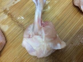 鸡翅洗干净，用刀沿着上面划一圈，然后用手往下一直推