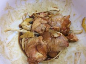 搅拌均匀，盖上保鲜膜腌制三十分钟，中间在翻几次
