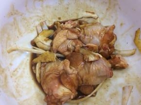 搅拌均匀，盖上保鲜膜腌制三十分钟，中间在翻几次
