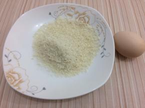 准备面包糠和鸡蛋
