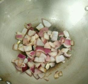 热锅凉油下洋葱，煸炒到洋葱变软透明。