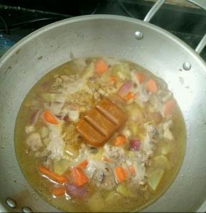 加入咖喱块，小火煮到咖喱融化。