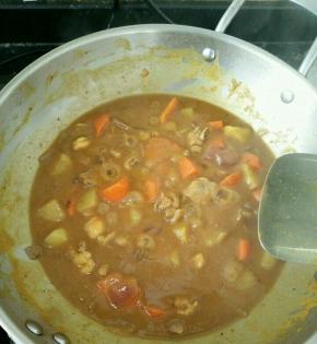 汤汁浓稠时加入适量酱油和盐调味。