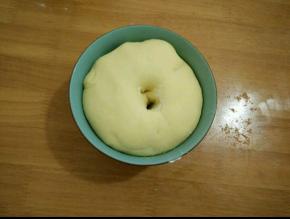 面团重新揉成团，放到温暖处进行一发。如图，搓个洞不回缩发酵结束。