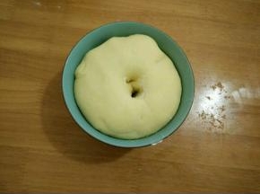 面团重新揉成团，放到温暖处进行一发。如图，搓个洞不回缩发酵结束。
