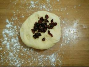 把面团充分排气，加入蔓越莓揉均匀。