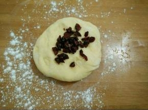 把面团充分排气，加入蔓越莓揉均匀。