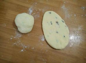 把面团分割成等量的三份，饧十分钟。然后擀成长舌状。